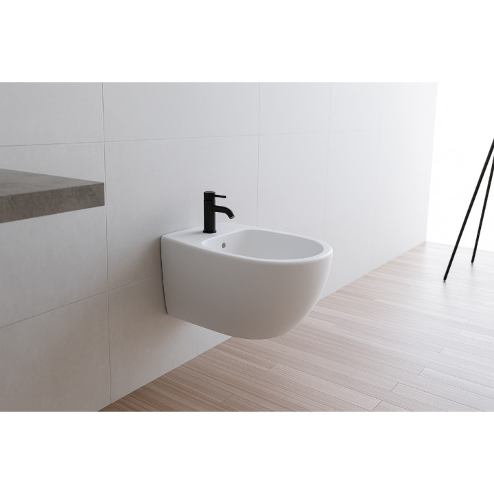Open væghængt bidet i hvid porcelæn | Elegant og funktionelt design